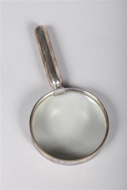 Loupe de bureau en argent (916 millièmes).
Maître...