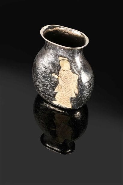 FERREIRA.
Vase à col ourlé en argent guilloché...