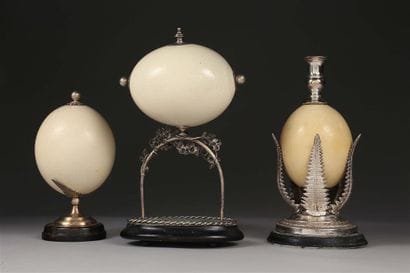 OEuf d'autruche monté en métal argenté, socle...