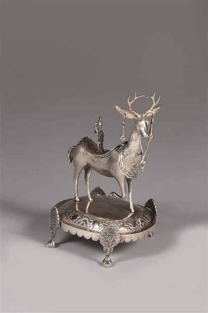 Cerf en bronze argenté représenté debout...