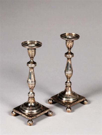 Paire de flambeaux en argent mouluré *, le...