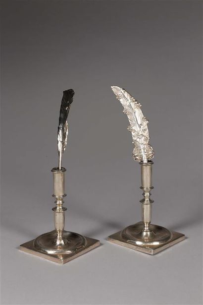 Paire de petits flambeaux en argent mouluré,...
