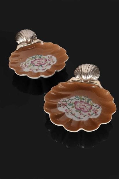 FERREIRA.
Paire de coupes coquilles en porcelaine...