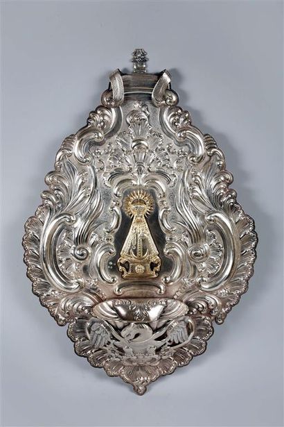 Important bénitier d'applique en argent repoussé...