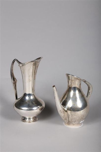 Deux verseuses modernistes en argent *.
Espagne.
(Enfoncements).
H....