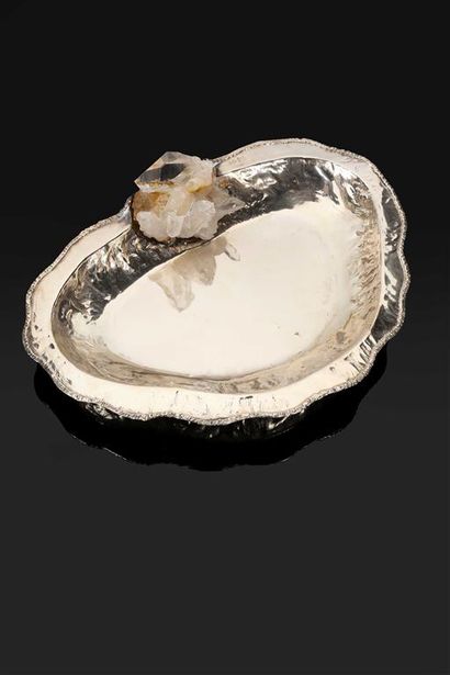 FERREIRA.
Plat creux en argent froissé (833...