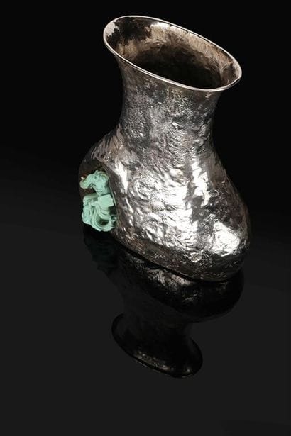 FERREIRA.
Vase à fond plat en argent froissé...