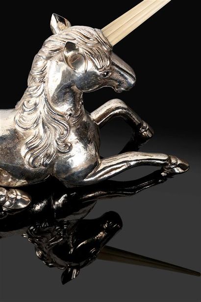 FERREIRA.
Paire de licornes couchées en argent...
