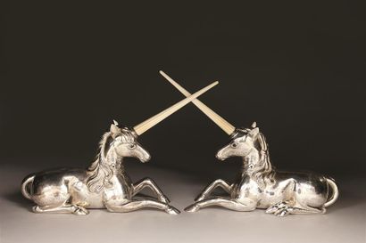 FERREIRA.
Paire de licornes couchées en argent...