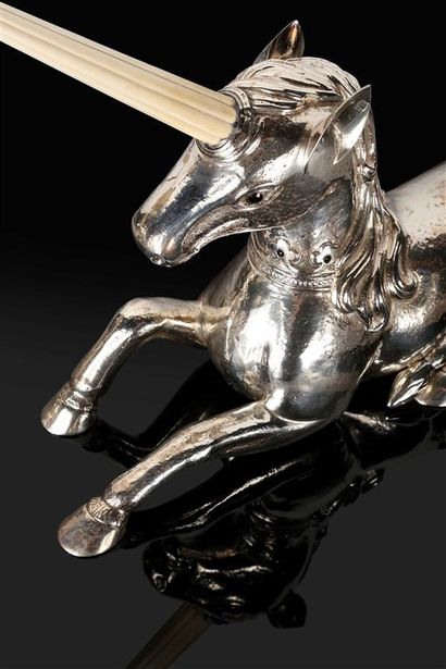 FERREIRA.
Paire de licornes couchées en argent...