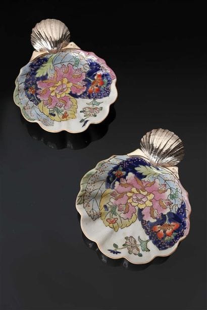 FERREIRA.
Paire de coupes coquilles en porcelaine...