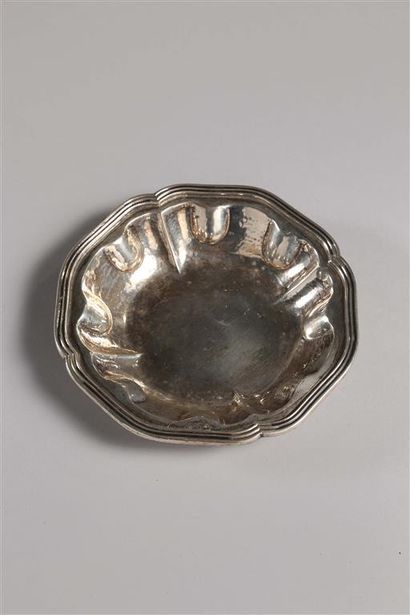 Coupe creuse en argent *, modèle filets contours.
Travail...