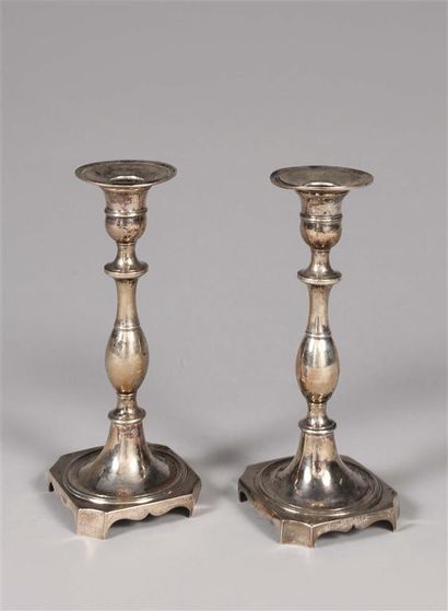 Paire de flambeaux en argent mouluré *, le...
