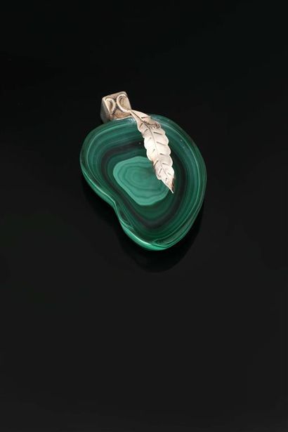 FERREIRA.
Cendrier en forme de fruit en malachite...