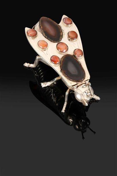 FERREIRA.
Abeille en forme de boîte en argent...