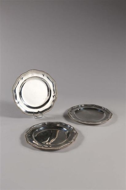 Suite de trois assiettes en argent (925 millièmes),...