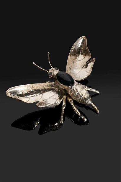 FERREIRA.
Abeille aux ailes déployées en...