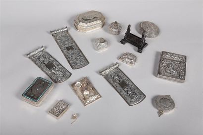 Lot en argent * comprenant :
- trois repose-pinceaux...