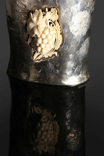 FERREIRA.
Vase en argent froissé (835 millièmes),...