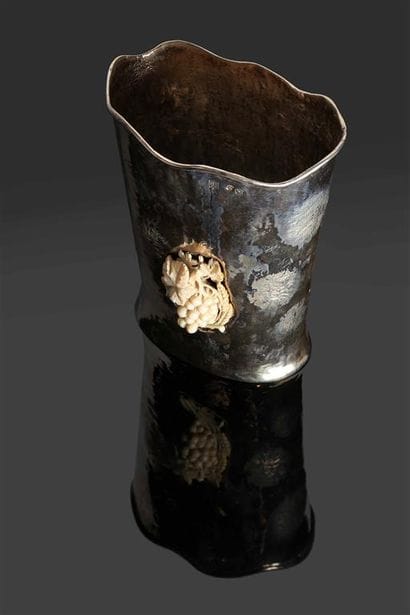 FERREIRA.
Vase en argent froissé (835 millièmes),...