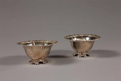 Paire de petites coupes creuses en argent...