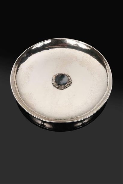 FERREIRA.
Plat creux circulaire en argent...