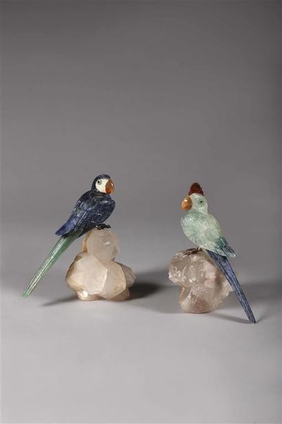 Deux oiseaux exotiques formant pendant en...