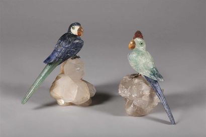Deux oiseaux exotiques formant pendant en...