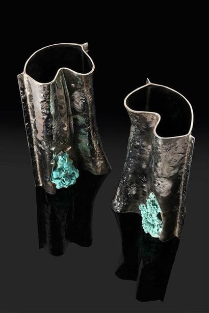 FERREIRA.
Paire de vases tubulaires à côtes...