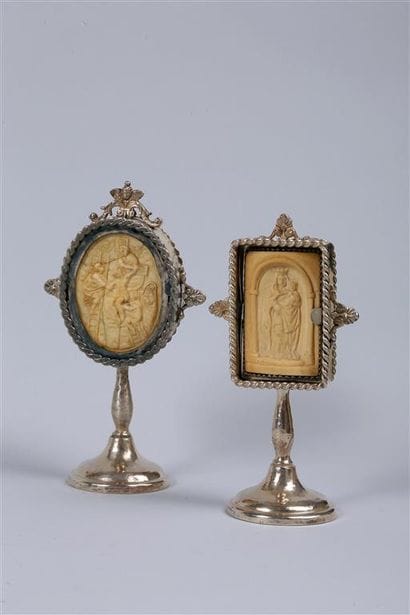 Deux petits présentoirs en argent * sur piédouche,...