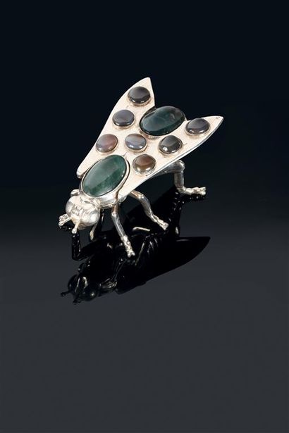 FERREIRA.
Abeille en forme de boîte en argent...