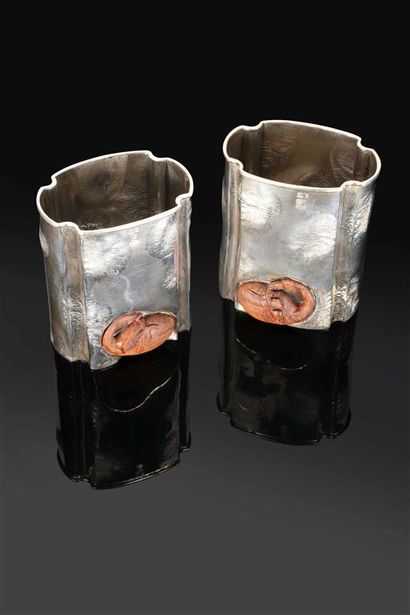 FERREIRA.
Paire de petits vases quadrilobés...
