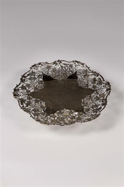 Présentoir à gâteau en argent à décor ajouré...