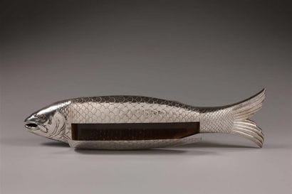 FERREIRA.
Présentoir à poisson en argent...