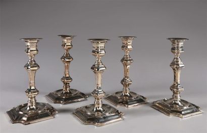 Suite de cinq importants flambeaux en argent...