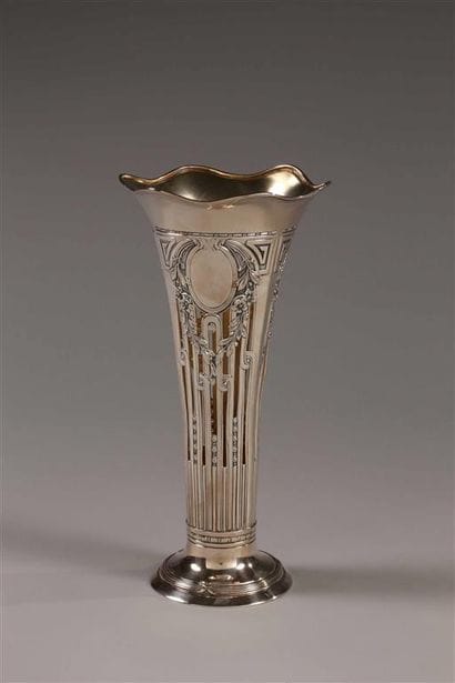 Vase cornet en argent (950 millièmes) ajouré...