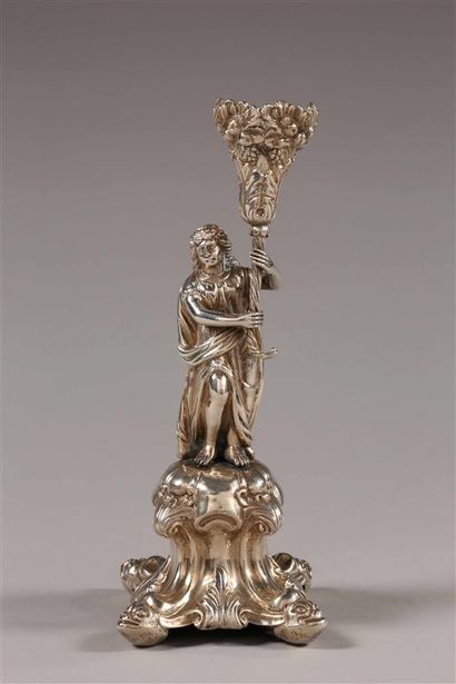 Flambeau en argent repoussé * représentant...