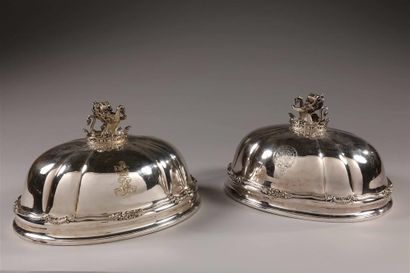 Paire d'importantes cloches en métal argenté...