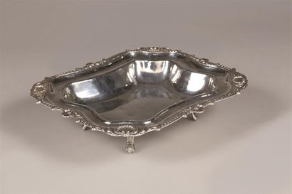 Plat creux de forme chantournée en argent...