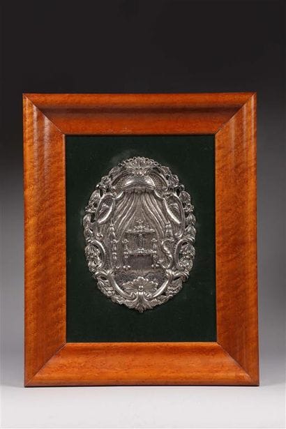 Plaque ajourée en argent * repoussé. 
