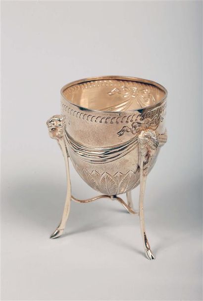 Coupe tripode en argent *, montants à têtes...