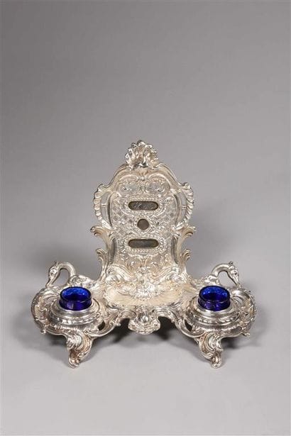 Encrier rocaille en argent repoussé (800...
