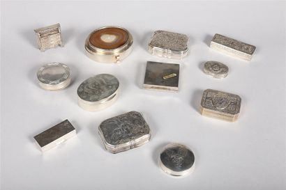 Lot de quatorze petites boîtes en argent...