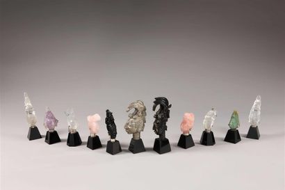 Dix têtes de divinités en cristal de roche,...