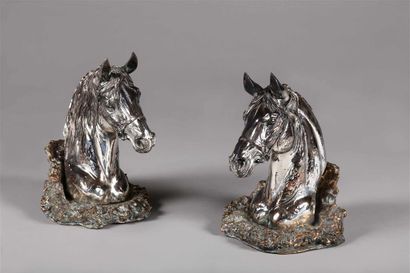 Paire de têtes de chevaux formant pendant...