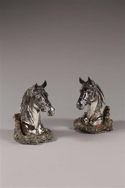Paire de têtes de chevaux formant pendant...