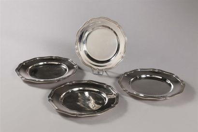 Suite de trois assiettes en argent (950 millièmes),...