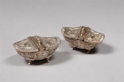 Paire de salerons en argent * en forme de...