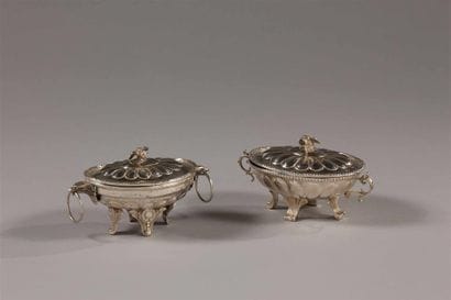 Deux petites coupes quadripodes et leur couvercle...