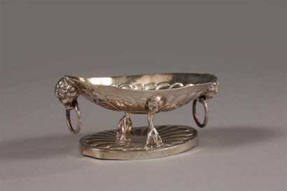 Petite coupe en argent * à décor godronné,...